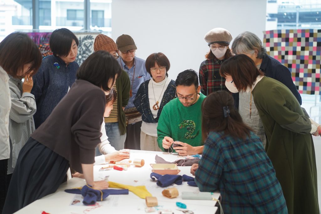 靴下ダーニング体験の様子