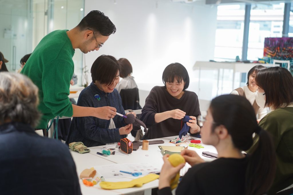 靴下ダーニング体験の様子