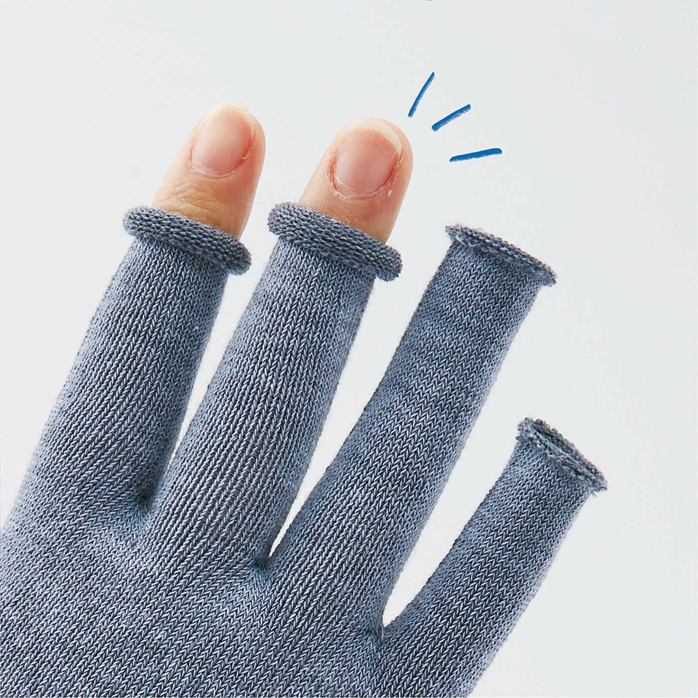 Real Stock|ラミプリュス　肌側シルクでセルフケア　指先が出せる　ホールガーメント（R）UV手袋|手のひら全体を覆いながら、指先は穴あきだからすぐに指先を出せます。