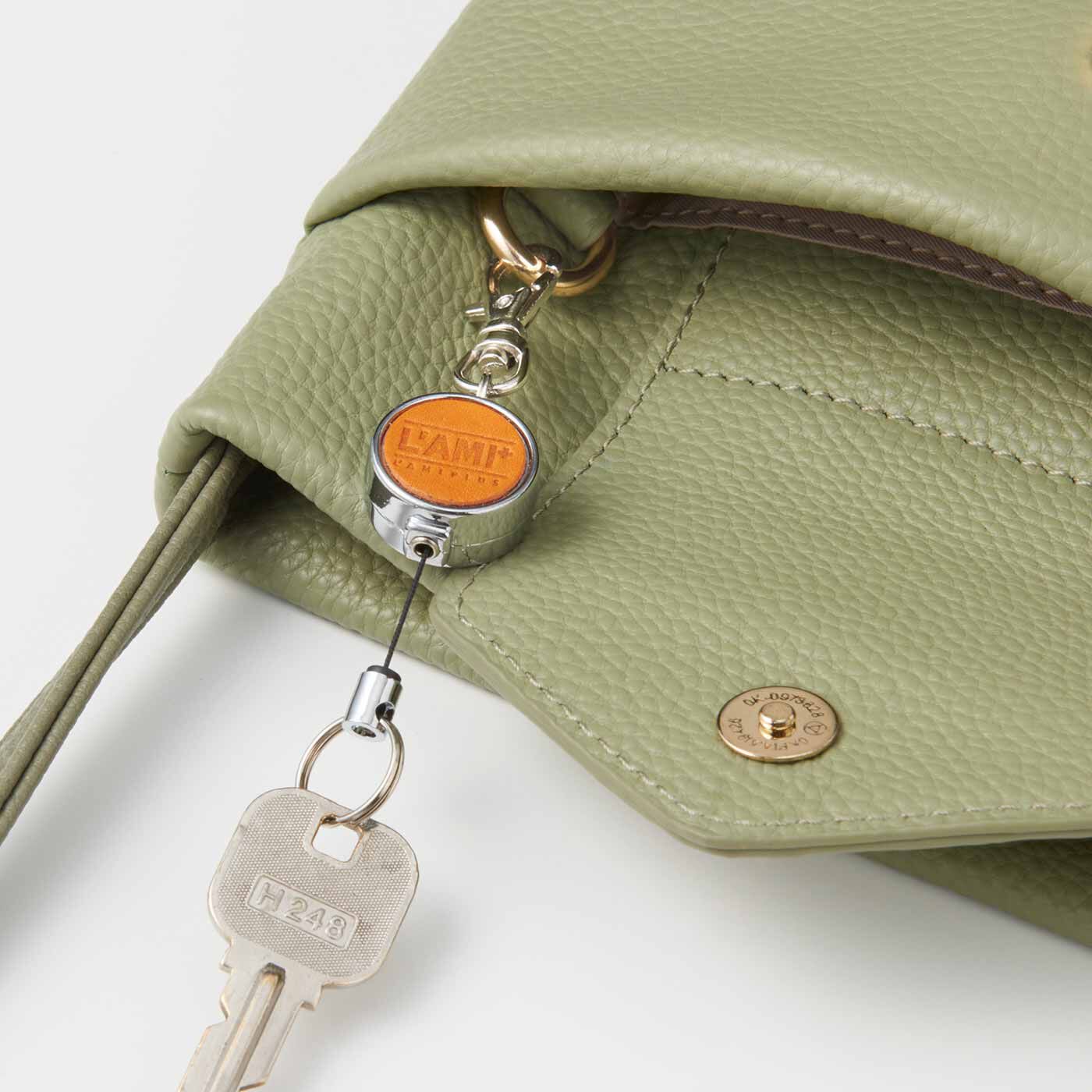 Real Stock|ラミプリュス　ポケットみたいに使い心地軽やか ピスタチオカラーの本革ショルダーマイポッケ|フラップポケットの中に、キーリールなどつなぐと便利なDカン付き。フラップポケットにはマグネットボタン付き。