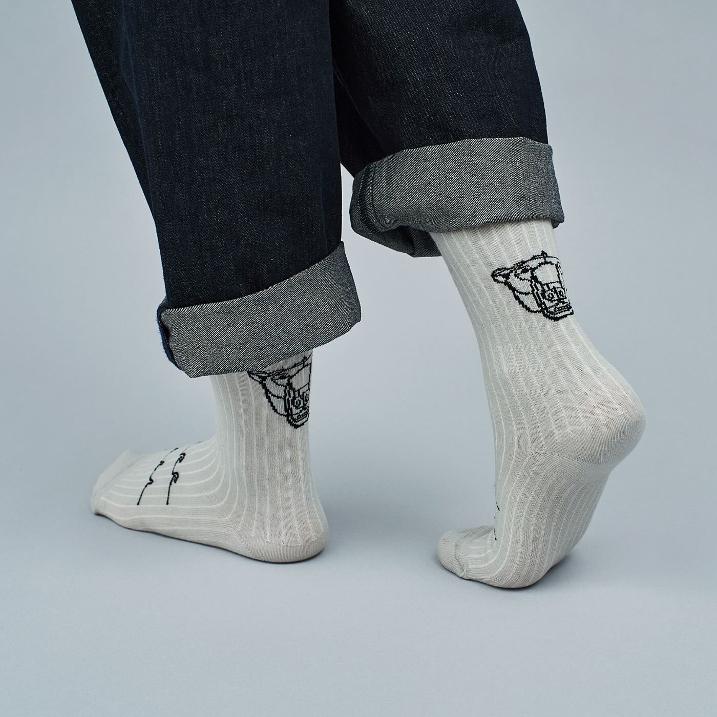 Real Stock|el:ment×HAyU　白くまのワイヤーアートをゆったり紡ぐ　肌側上質シルクが心地よい　リブ仕立ての二重編み靴下〈白くまの波乗り〉|女性　24cm　サイズ1着用　※お届けするデザインとは異なります。