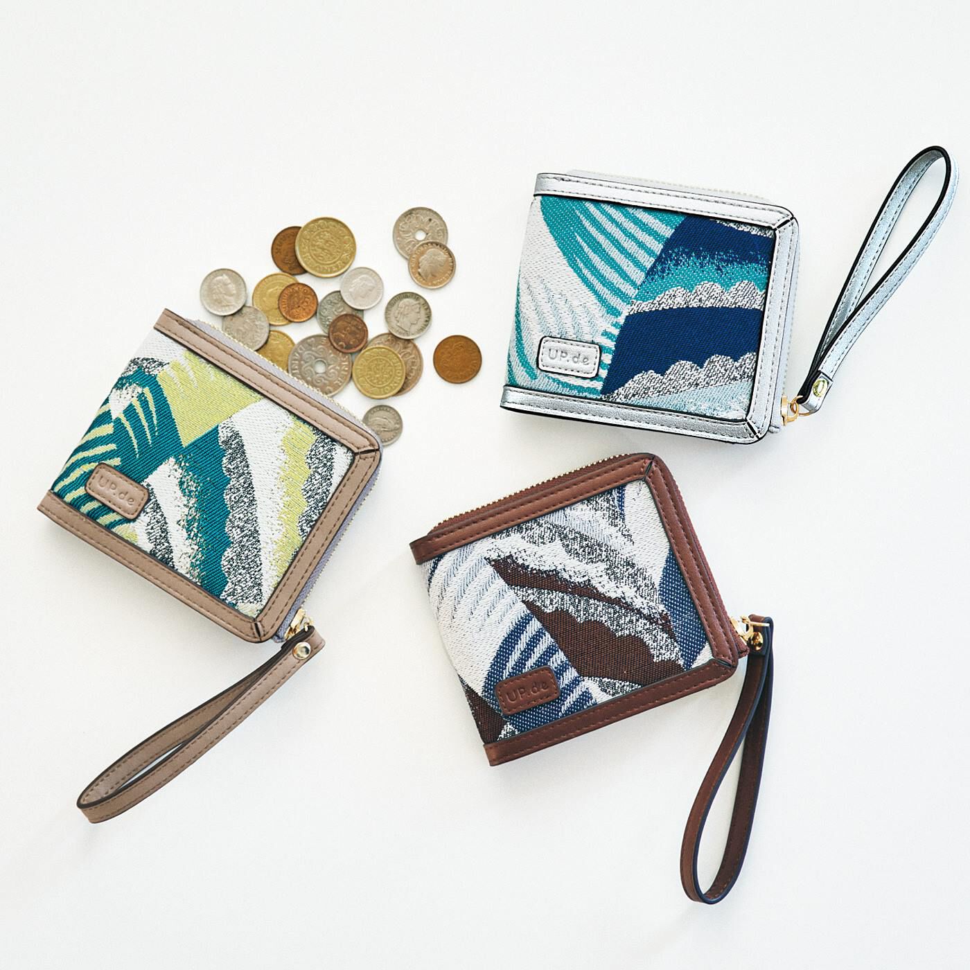 Real Stock|UP.de　がばっと開いてさっと取り出せる　織柄が美しい二つ折り財布