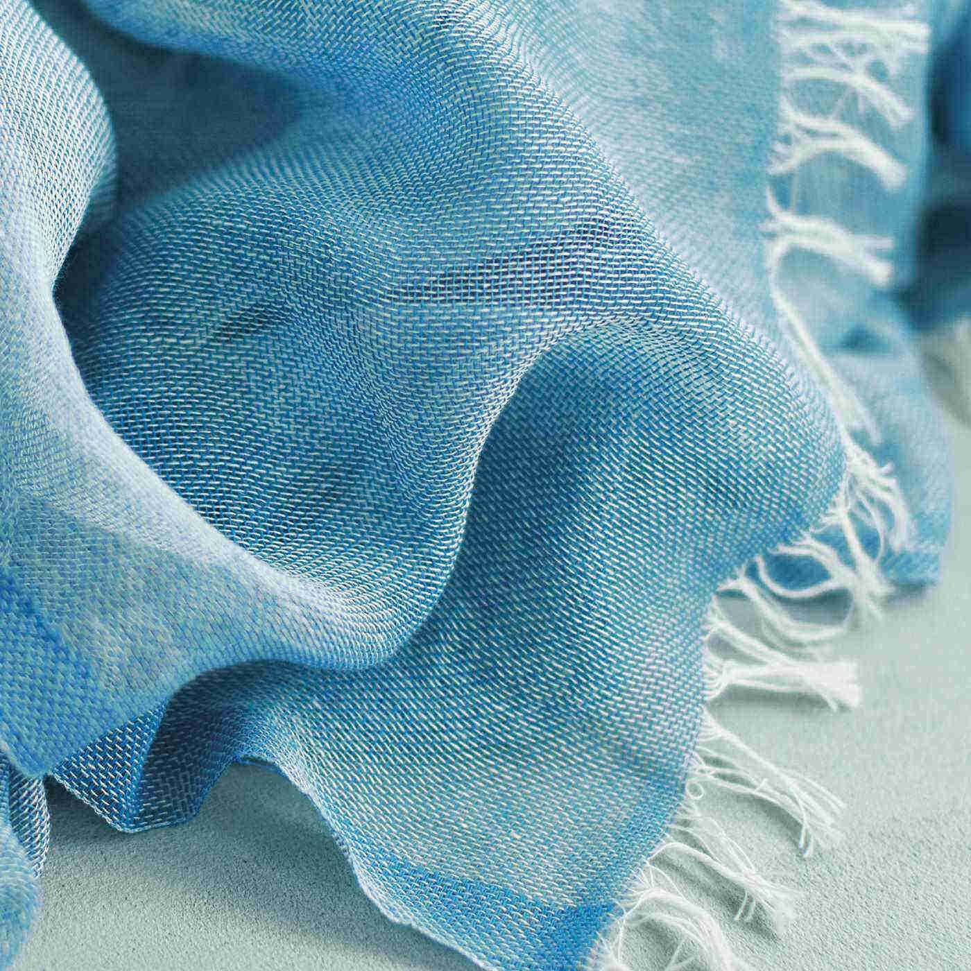 Real Stock|el:ment　奈良の笹田織物さんが織り上げる　軽やかでやわらかな着け心地　コットン1００％大判かや織りストール|経（たて）の白糸と緯（よこ）の色糸が織りなす、繊細なカラーニュアンスも魅力。