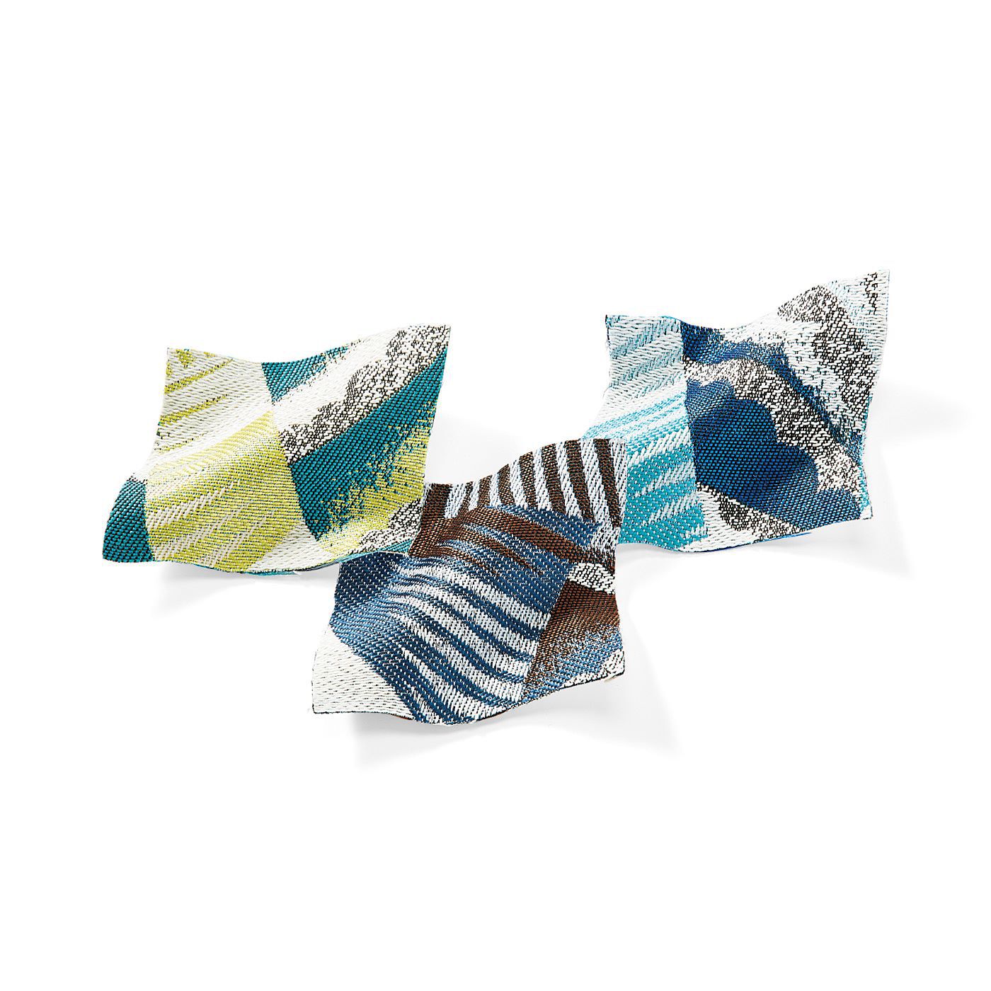 Real Stock|UP.de　がばっと開いてさっと取り出せる　織柄が美しい二つ折り財布|大人っぽい柄と明るい配色でおしゃれな印象に。