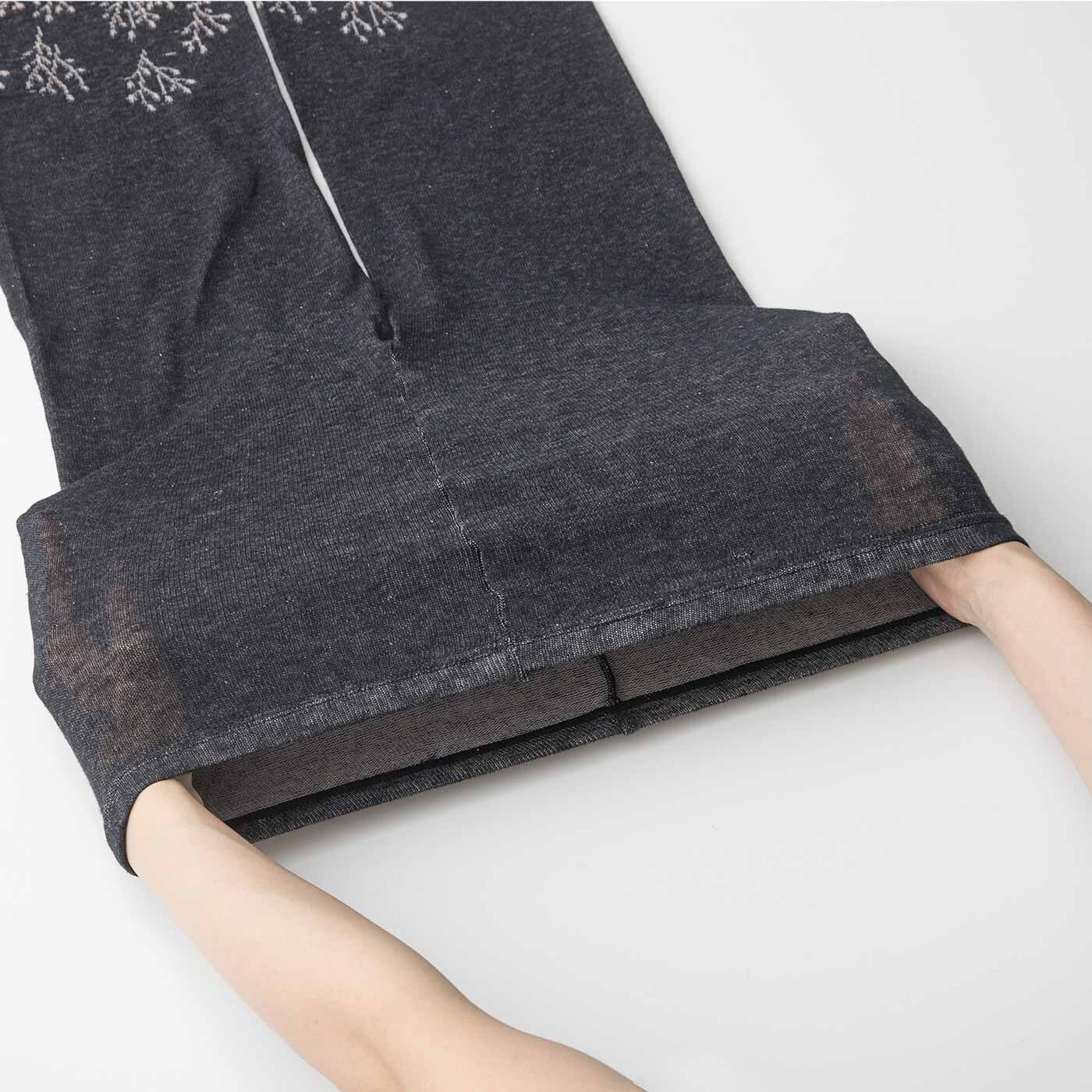 Real Stock|ラミプリュス　透かし草花模様のコットンリネン ゆる編みレギンスパンツ〈ブラック〉|ぐーんと伸びてからだにフィットします。