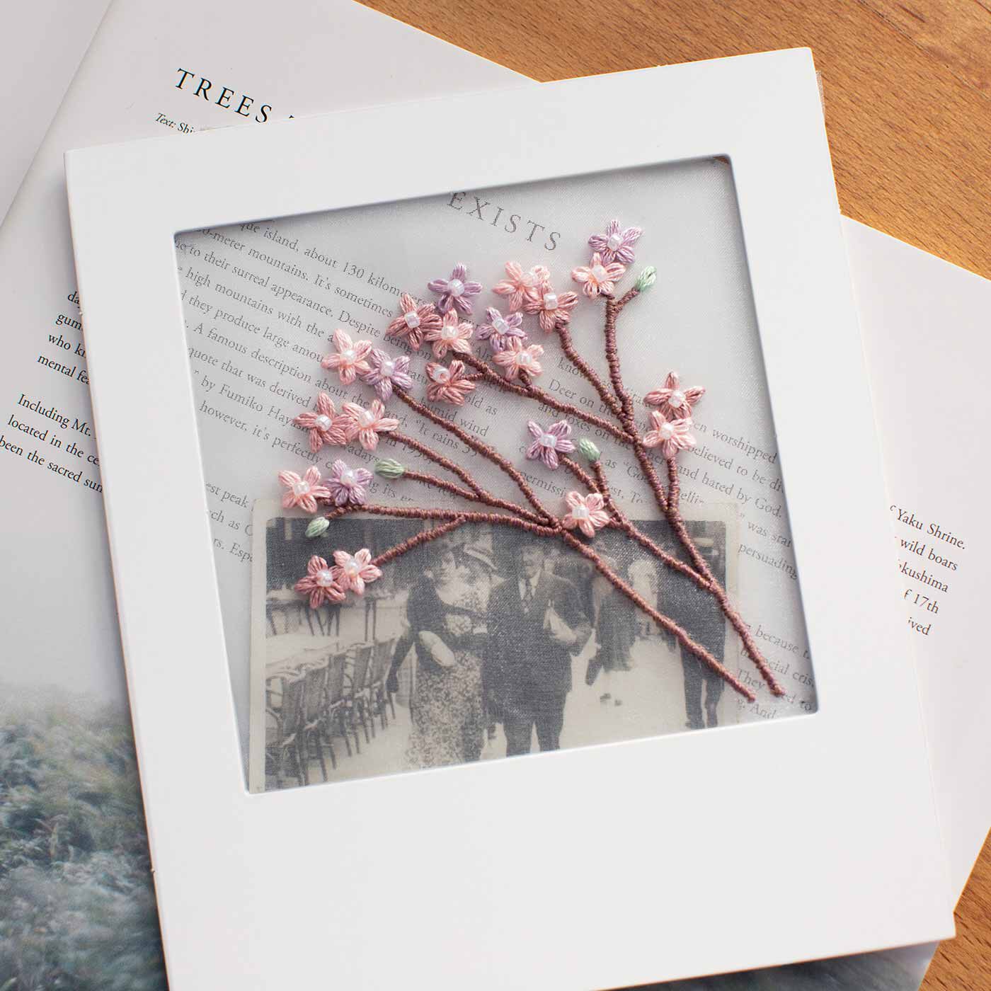 Real Stock|透かして眺めて撮りたくなる お花のオーガンジー刺しゅう|アートな気分が楽しめる、インスタントカメラ風の紙枠付き。