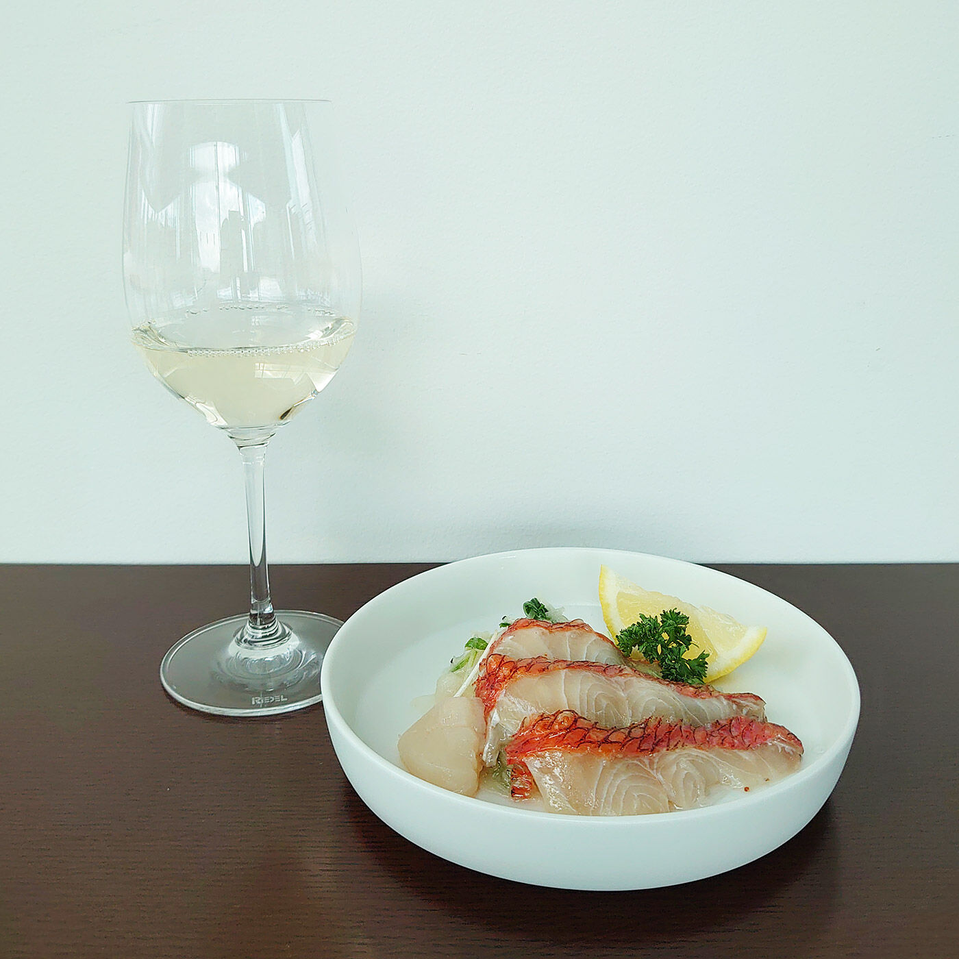 フェリシモコレクション|ブリリアンス神戸基金　KOBE PORT TOWER×フェリシモワイン醸造所　f winery123　シャルドネ〈白〉|レモン添えの魚介類や白身魚のカルパッチョ、山菜の天ぷらなどがおすすめ。