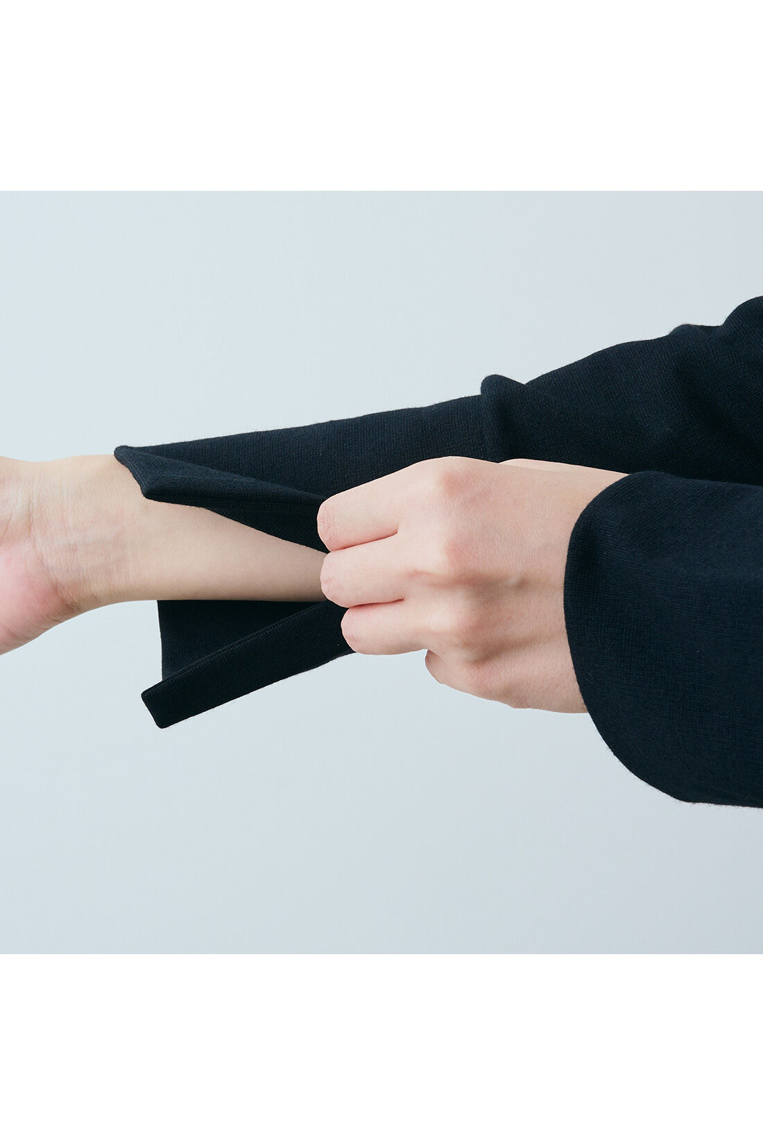 IEDIT|IEDIT[イディット]　小森美穂子さんコラボ カットソーポンチ素材と布はくドッキングのきれい見えワンピース〈ブラック〉|袖口はスリット開きでデザインを凝らした長めカフスなど、華奢（きゃしゃ）さを印象づけて。