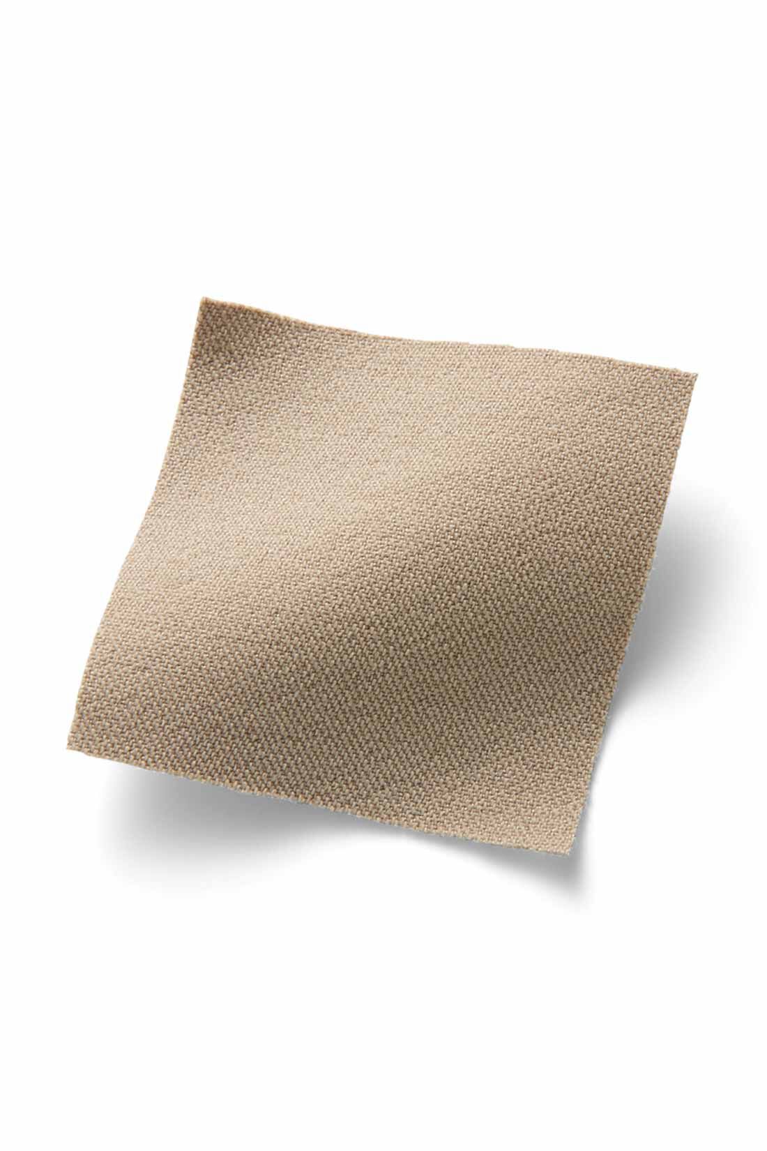 IEDIT|IEDIT[イディット]　ぐいっとしなやか すらりと美脚！ ストレッチ布はく素材のエアノビテーパードパンツ〈ベージュ〉|ストレッチ素材ながら綿のようなマットな表面感が品よくきれい。脚のラインを拾いにくい厚みと張り感で高見えします。