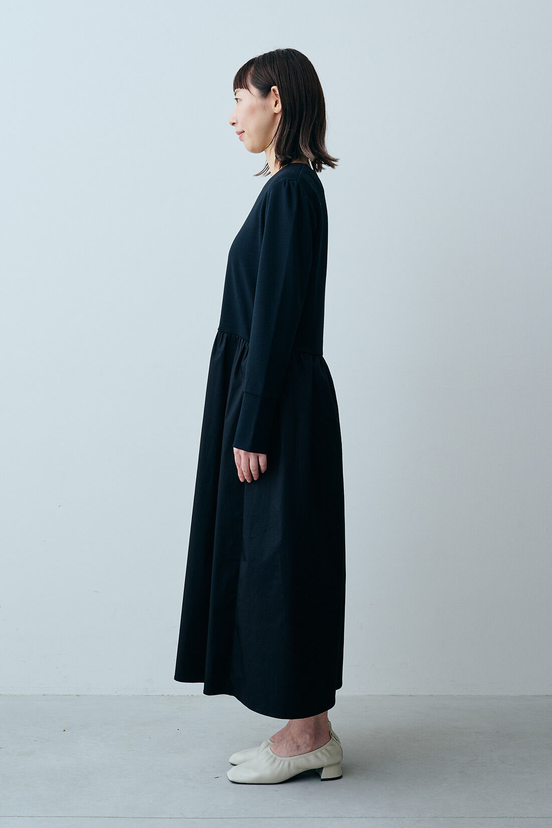 IEDIT|IEDIT[イディット]　小森美穂子さんコラボ カットソーポンチ素材と布はくドッキングのきれい見えワンピース〈ブラック〉|モデル身長：160cm 着用サイズ：M