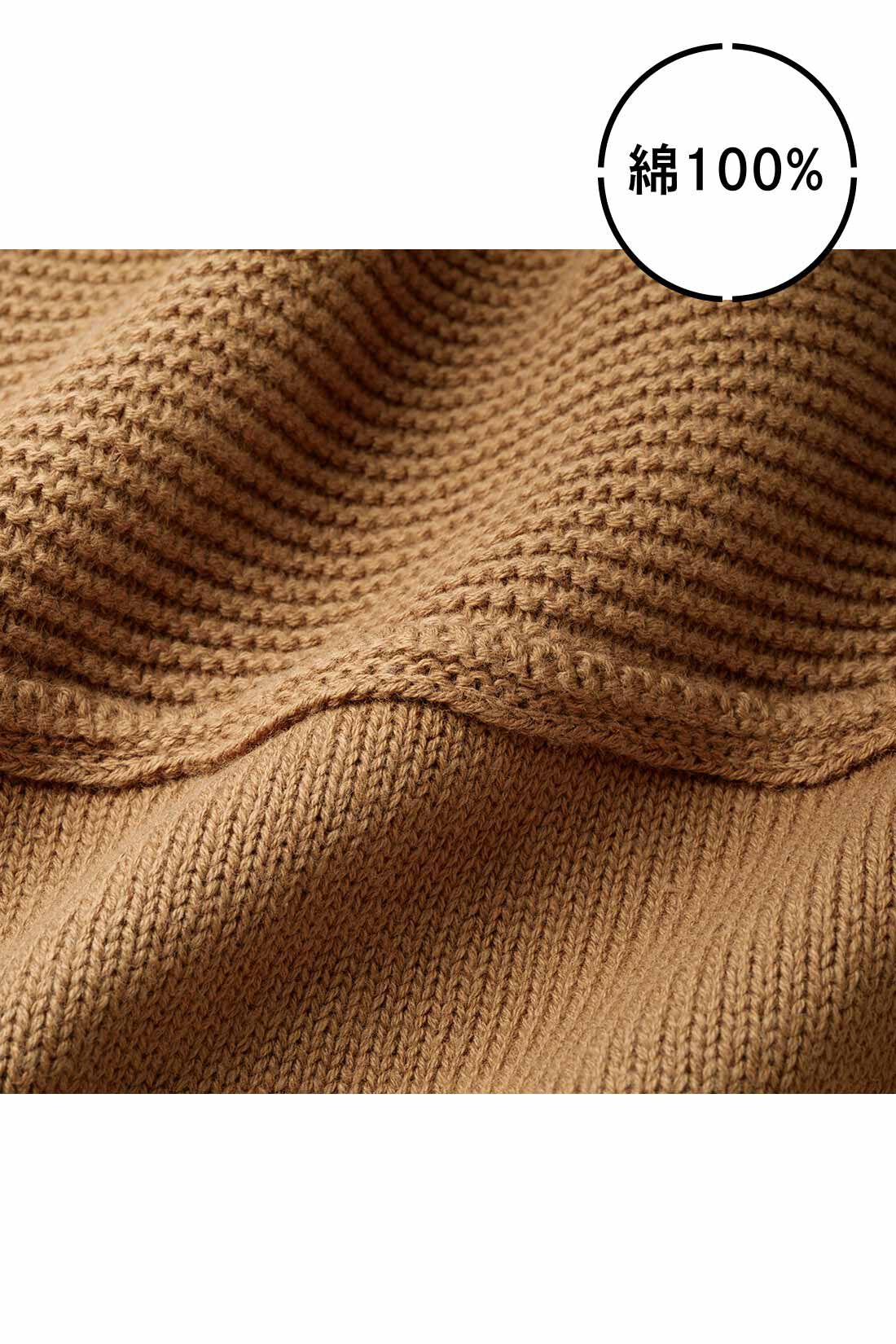IEDIT|IEDIT[イディット]　コットン素材のハンサムデザインニットの会|ミドルゲージの編み地やVネックは女っぽく、色はキリっとハンサム。シンプルなセーターなのに肩から背中のガーター編みや、切り替えのアウトキリングがこなれ感を放つから、着るだけでサマになるんです。