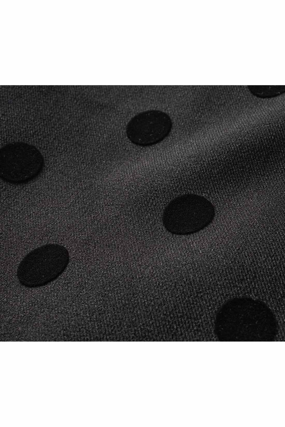 IEDIT|IEDIT[イディット]　フロッキードットプリントのゆるテーパードパンツ|高見えするやや光沢感のある綾織りの素材に、フロッキープリントのドットをオン。