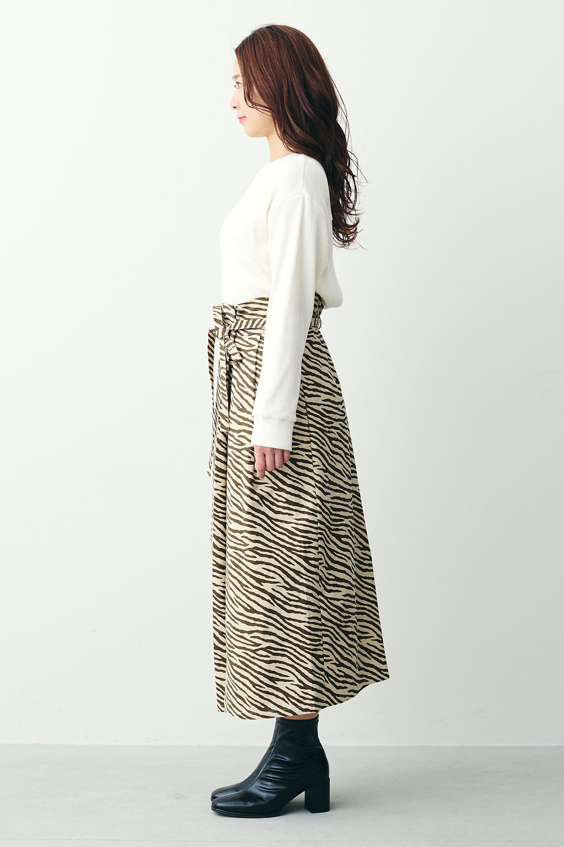 IEDIT|IEDIT[イディット]　新鮮柄を楽しむ ラップ風デザインのIラインスカート〈ベージュ〉|モデル身長：161cm 着用サイズ：M
