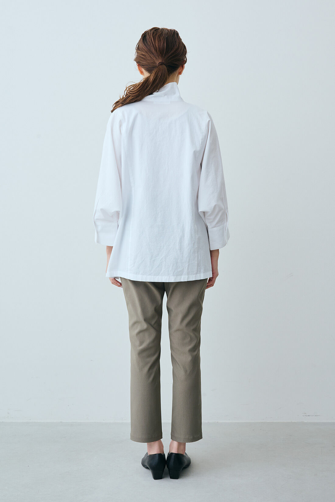 IEDIT|コットン スタンドカラー ドルマンスリーブ シャツ〈白〉のコーディネート|モデル身長：163cm　着用サイズ：M