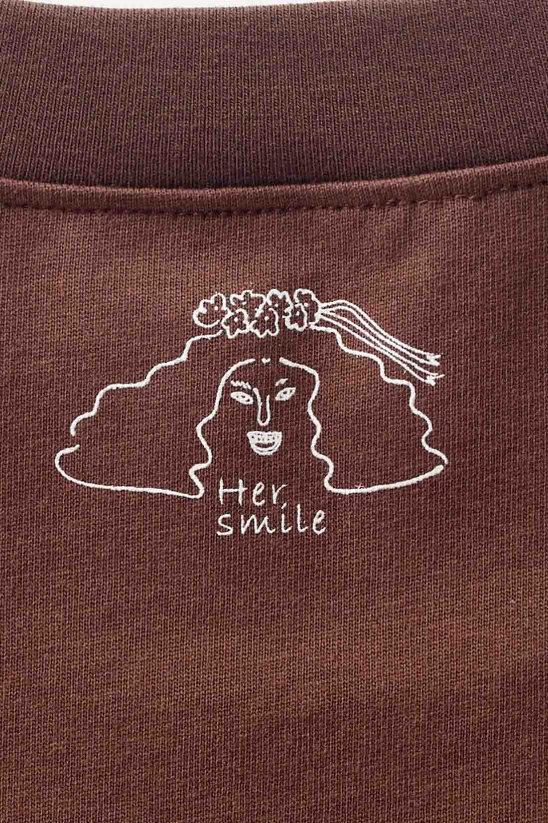 IEDIT|Her smileプロジェクト IEDIT[イディット]　オーガニックコットンのインドの女の子ネームプリントTシャツの会|後ろネックにさりげなくロゴマークのイラストを入れてアクセントに。