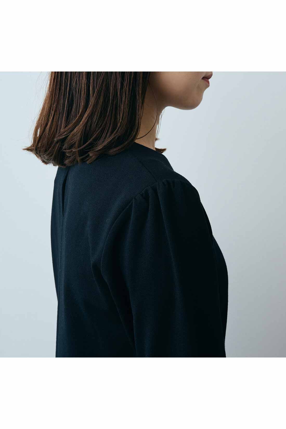 IEDIT|IEDIT[イディット]　小森美穂子さんコラボ カットソーポンチ素材と布はくドッキングのきれい見えワンピース〈ブラック〉|ギャザーを寄せて肩山をふんわりさせたセットインスリーブ