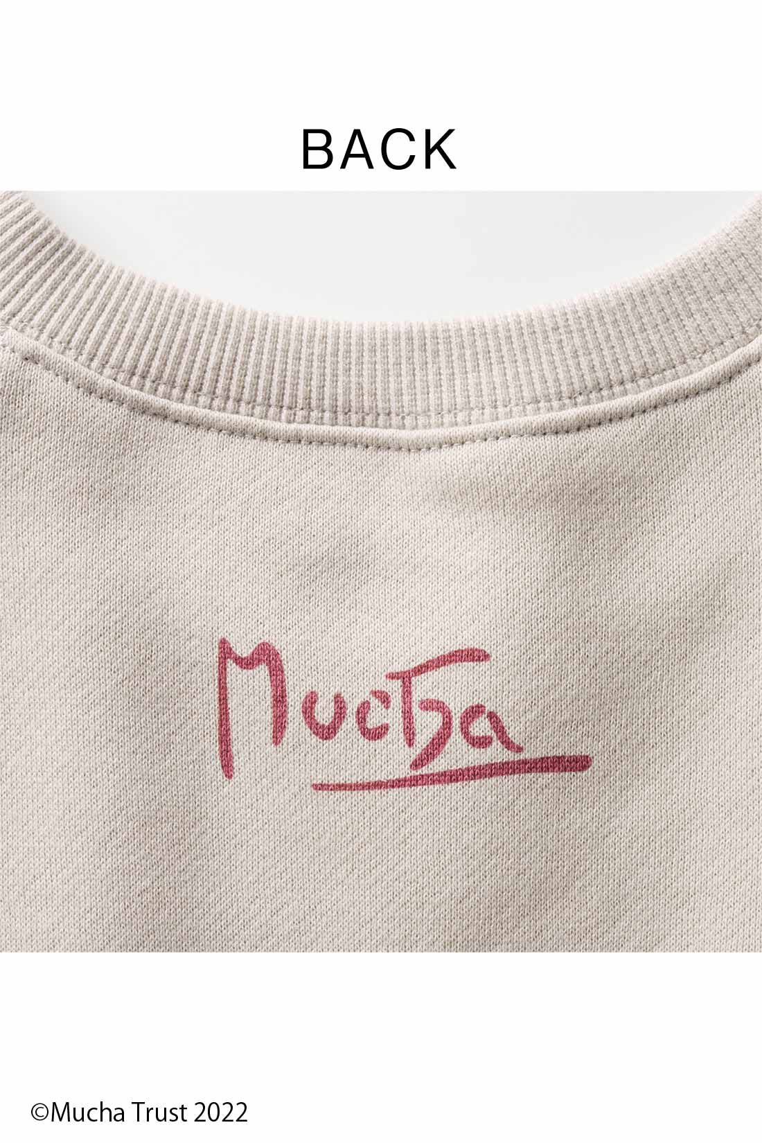 IEDIT|IEDIT[イディット]　ミュシャの世界をまとう 裏起毛アートプリントスウェット〈ライトベージュ〉|後ろの衿もとには「Mucha」のサインロゴをプリント。