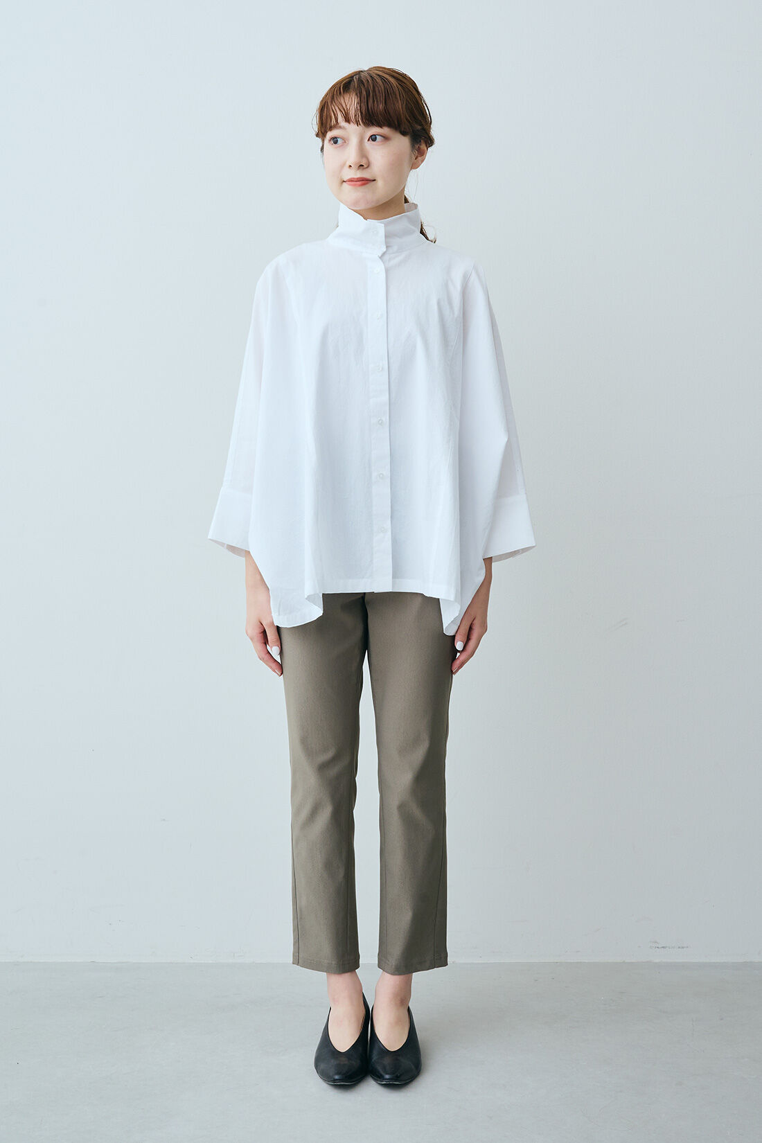IEDIT|コットン スタンドカラー ドルマンスリーブ シャツ〈白〉のコーディネート|モデル身長：163cm　着用サイズ：M