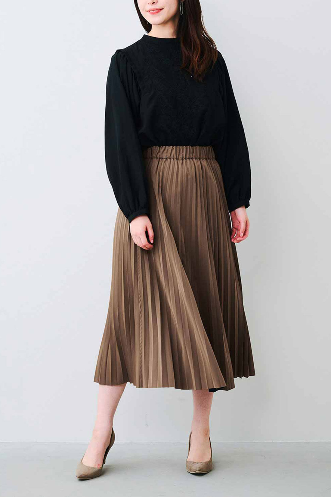 IEDIT|IEDIT[イディット]　リバーシブルでカラーが楽しめる プリーツロングスカート〈キャメル×グリーン〉|モデル身長：167cm 着用サイズ：M ※着用イメージです。お届けするカラーとは異なります。