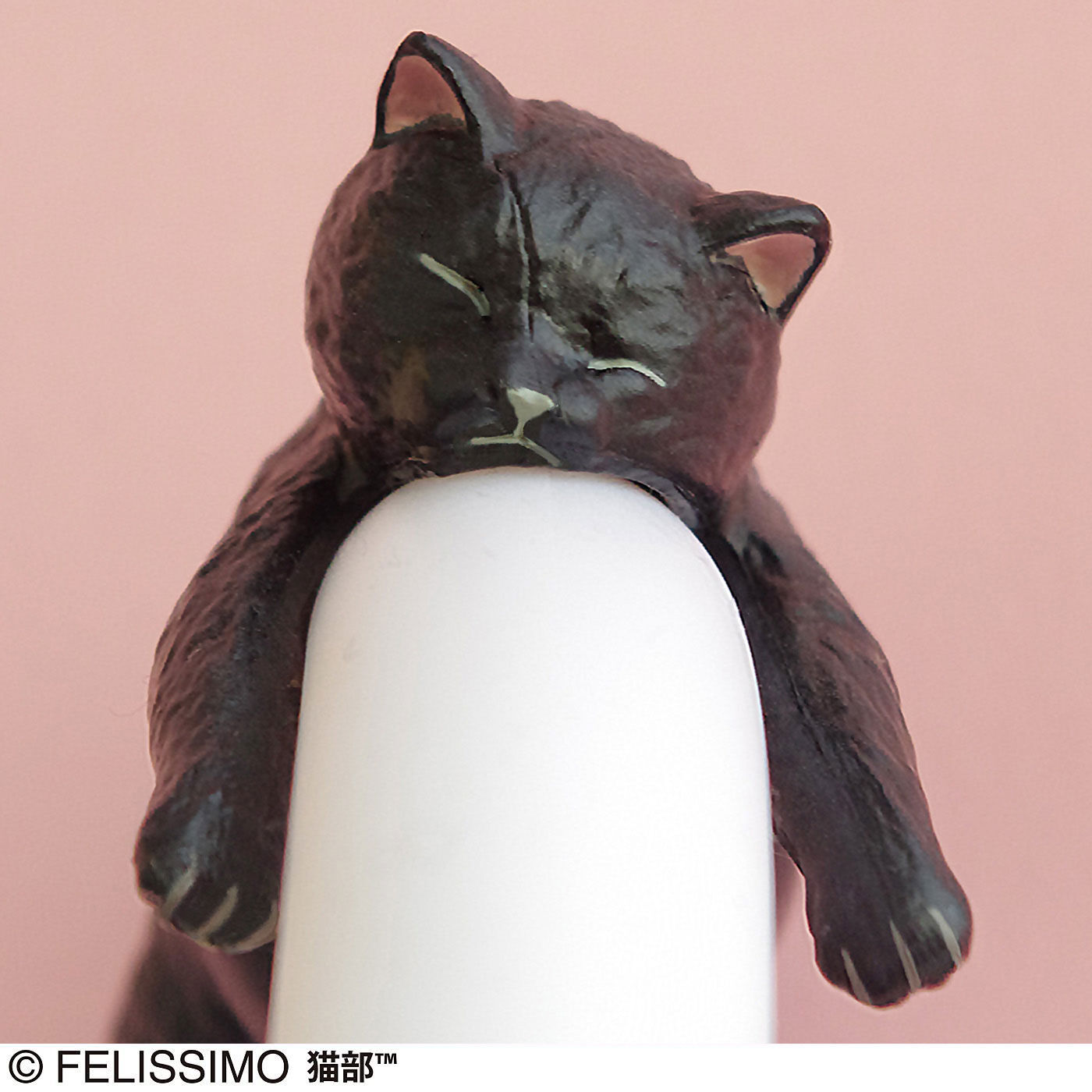 猫部|そこで寝ちゃうの？ だら～ん猫の傘タグ〈黒〉|フニッと押し上がったマズルも注目ポイント。