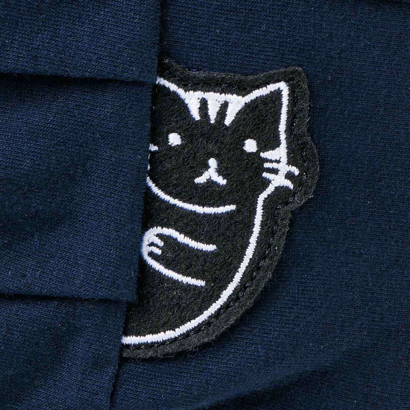 猫部|猫がちらりとのぞく　７つ星ＵＶクロッシェ帽子の会|黒いフェルト生地に、大人っぽい刺しゅう。それぞれ違う猫デザイン。