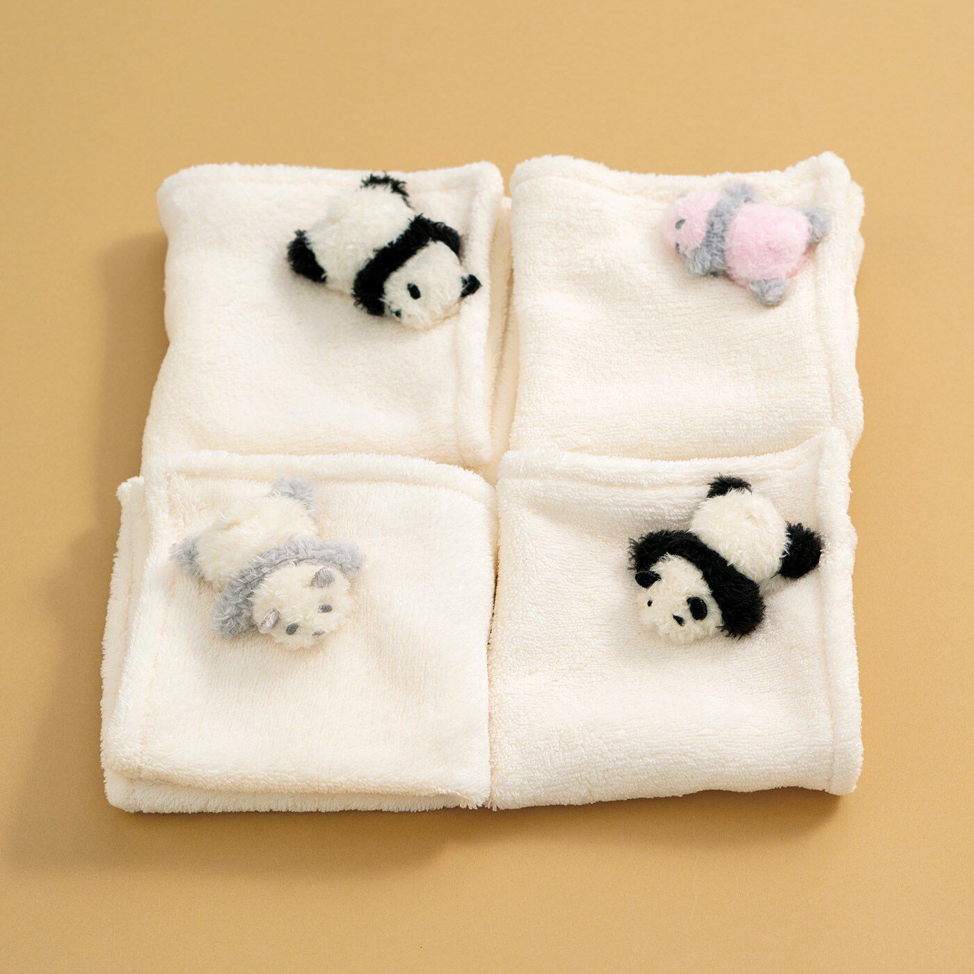 YOU＋MORE! 毛布の上で寝かせられている 赤ちゃんパンダのハンカチの会 ...