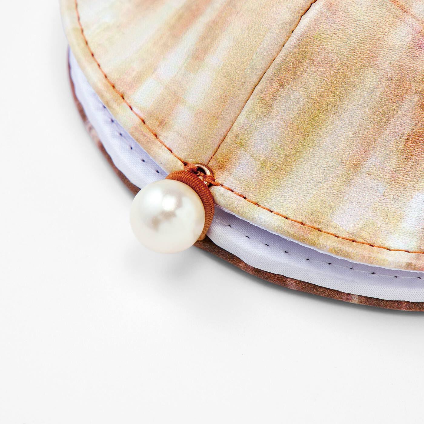 YOU+MORE!|YOU＋MORE!　帆立そっくり　ミラー付きコンパクト|留め具は真珠をイメージしたパール調ビーズ。