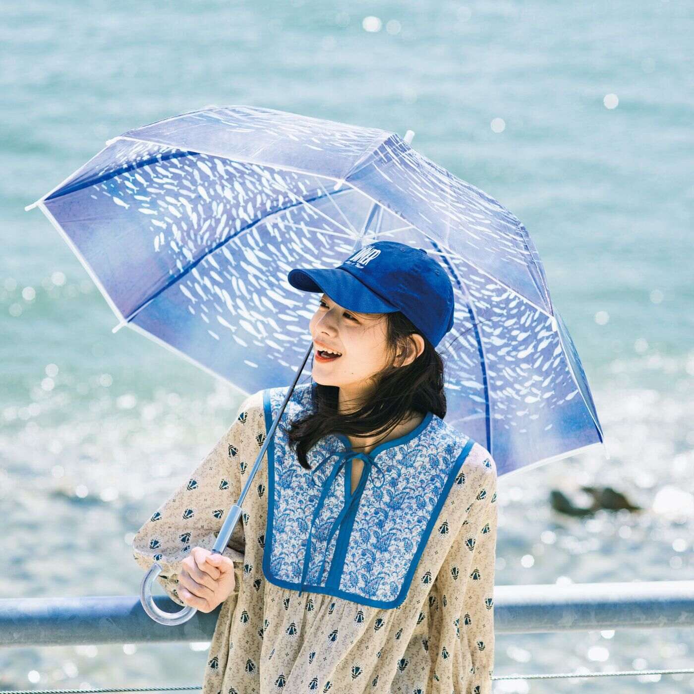 YOU+MORE!|YOU＋MORE!　まるで水族館　イワシトルネードの透明傘|〈左〉イワシトルネードの透明傘　〈右〉ライブコーラル水槽の透明傘