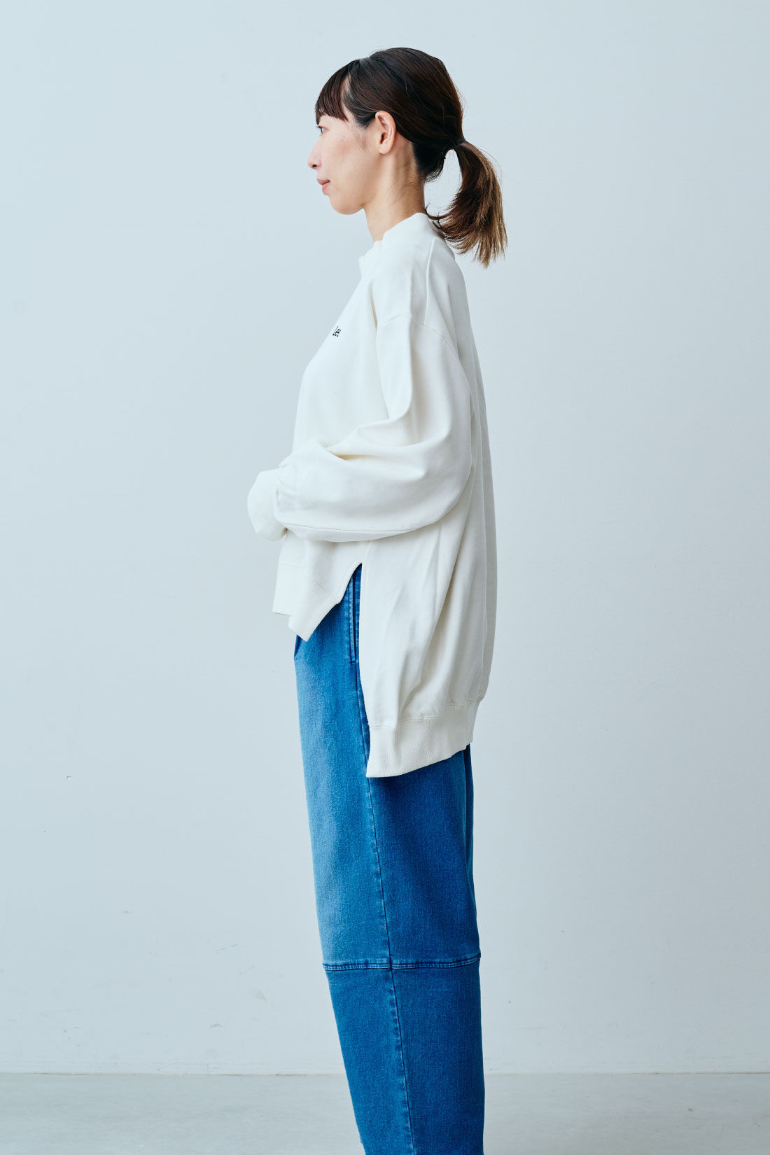 fashion special|【WEB限定・特急便】　LEE MOCK NECK SWEAT|1：ホワイト　モデル身長：160cm