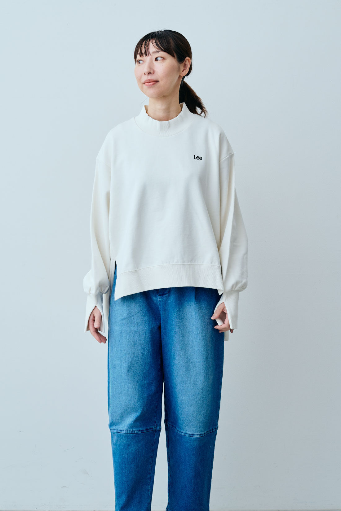 fashion special|【WEB限定・特急便】　LEE MOCK NECK SWEAT|1：ホワイト　モデル身長：160cm