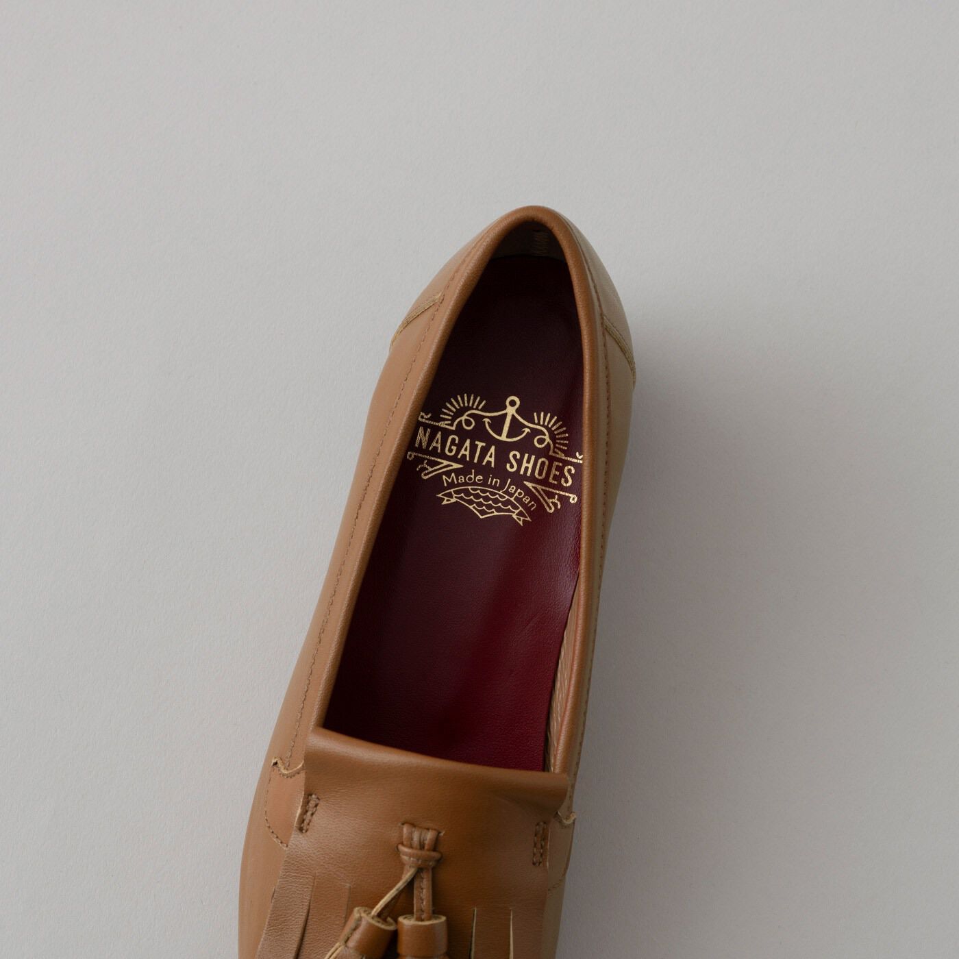 ＆Stories|長田の靴メーカーと作った　職人本革のタッセルローファー〈ブラウン〉|中敷きは、ドラマティックなワインレッド色。