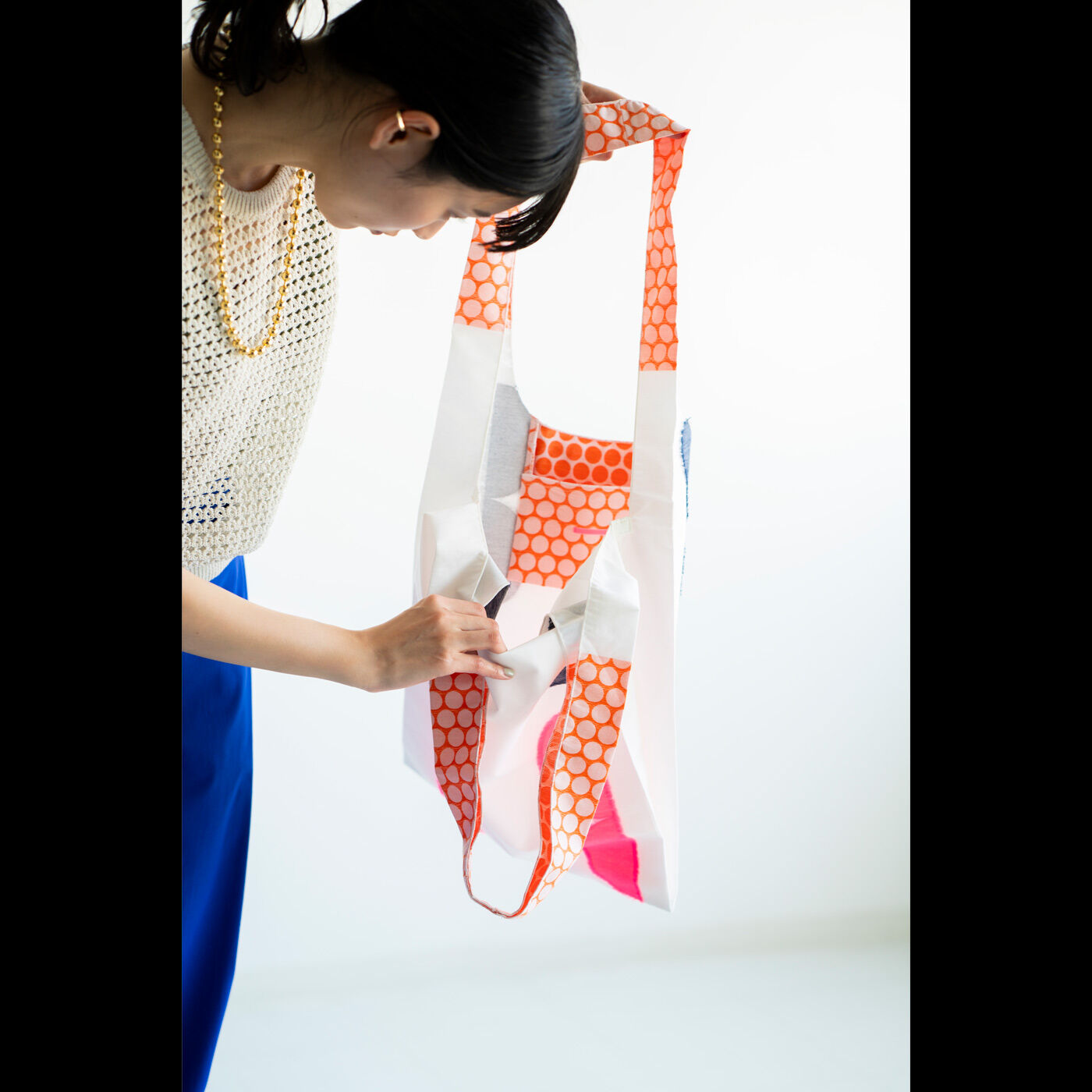 ＆Stories|テキスタイルデザイナーと作った　播州ジャカード織のドレスバッグ〈エン・ホワイト×ピンク〉|口元は大きく開くのもこだわりポイント。