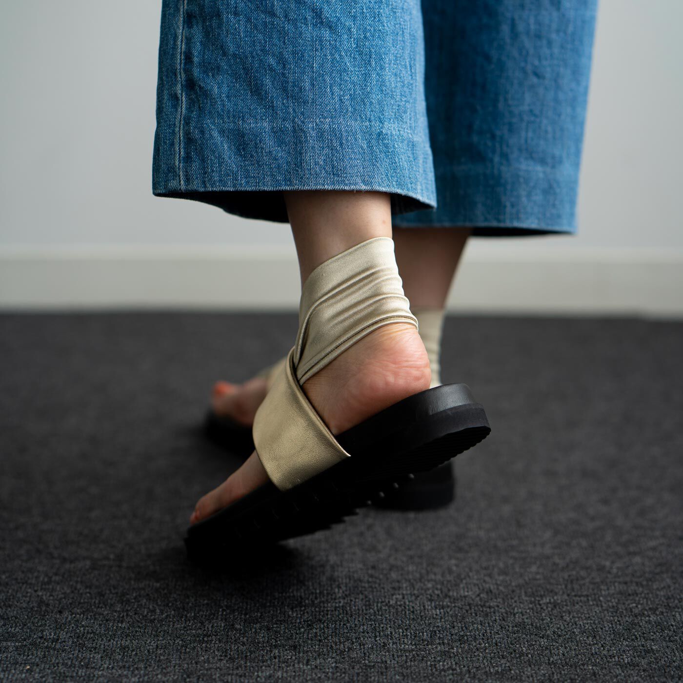 ＆Stories|靴デザイナーの理想で仕上げた 職人本革のトングシューズ〈ゴールド〉|ストレッチ性のあるストラップが足にしっかりフィットしてスイスイ歩けます。