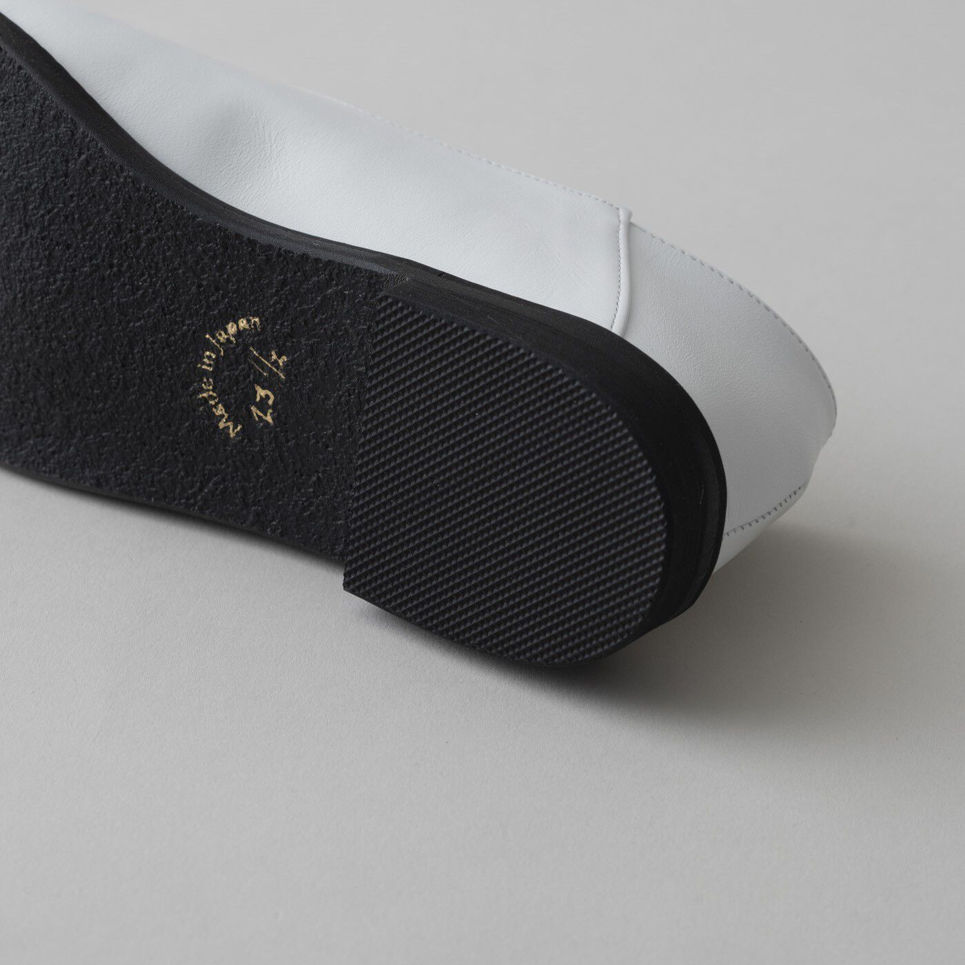 ＆Stories|長田の靴メーカーと作った　職人本革のスクエアノーズシューズ〈ホワイト〉|約2cmのヒールは歩きやすさが魅力です。