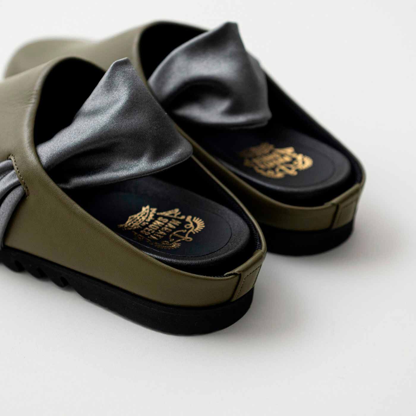＆Stories|長田の靴職人が作った　職人本革のパニーニサボシューズ〈オリーブ色〉|光沢感あるサテンのバックストラップは特にこだわりのポイント。デザインアクセントになりつつ、足をしっかりホールドします。