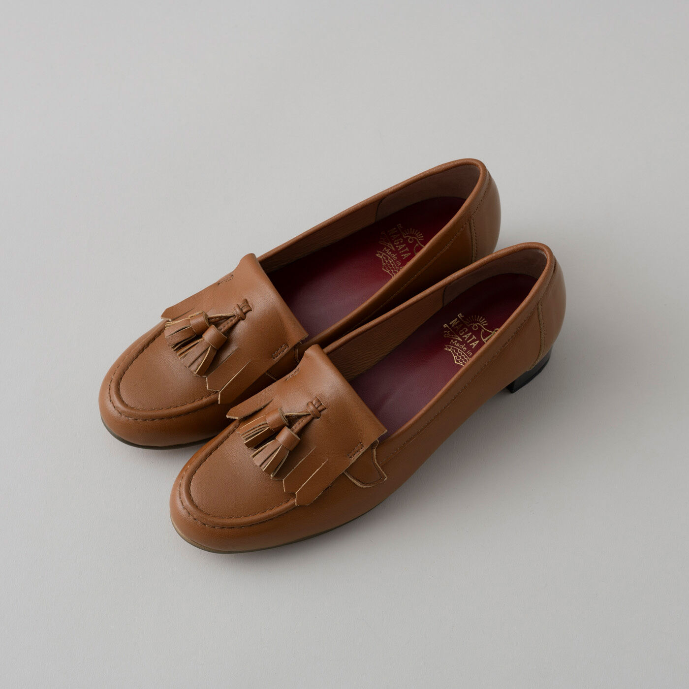 ＆Stories|長田の靴メーカーと作った　職人本革のタッセルローファー〈ブラウン〉|幅広の足もすっぽり包み込みつつ、ほっそりと上品な足もとを演出します。