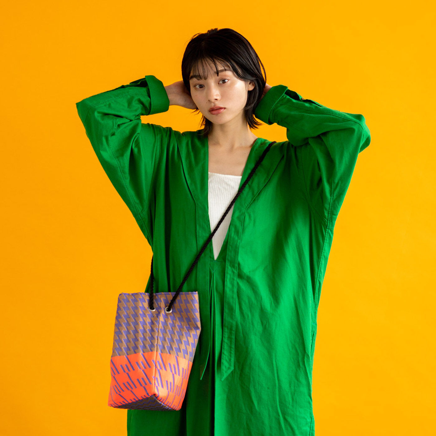 ＆Stories|テキスタイルデザイナーと作った 播州織のダズリングバッグ〈サンセット〉|ひもを長くのばせばショルダー使いも。2WAYで楽しめます。
