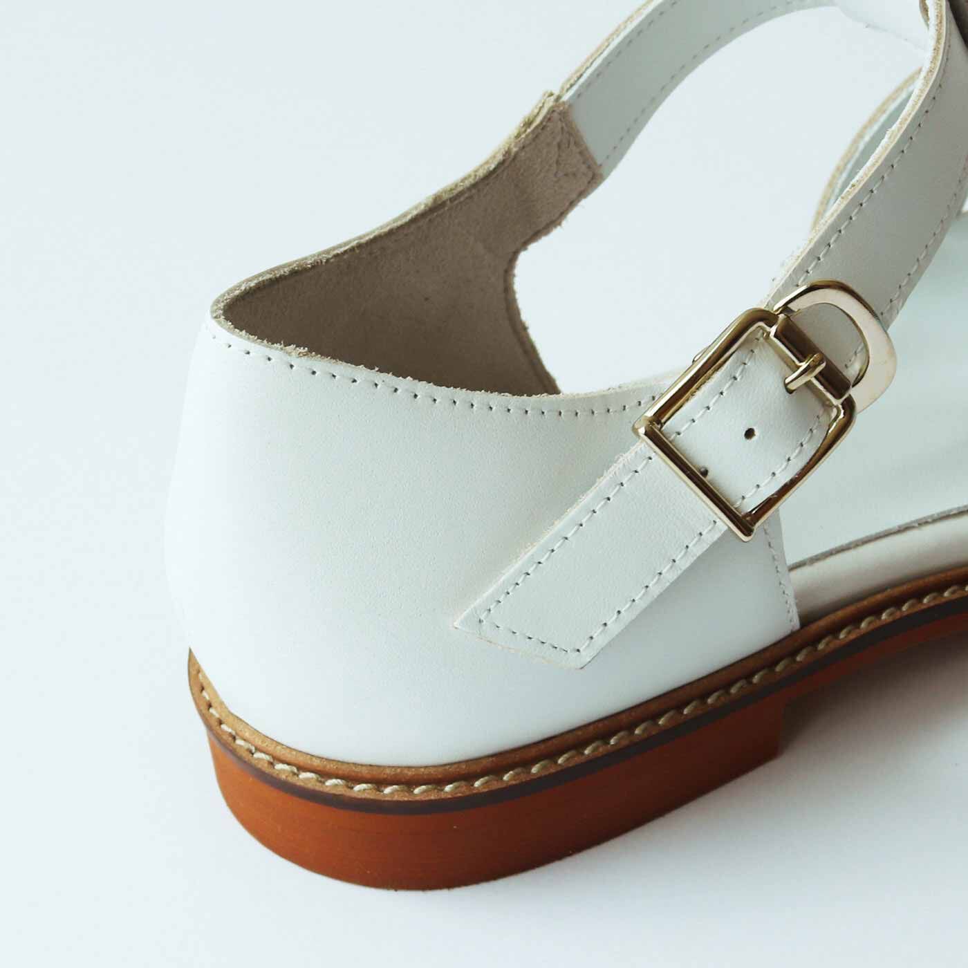 ＆Stories|靴デザイナーの理想で仕上げた 職人本革のフィッシャーマンシューズ〈ホワイト〉|金具はフックタイプで脱ぎ履きもスムーズ。今回の新色はさわやかな〈ホワイト〉。抜け感のある軽やかな足もとを演出してくれます。