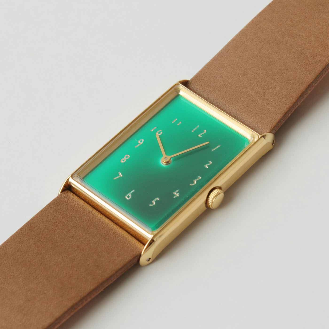＆Stories|金沢の時計職人が手掛けた 聖なる泉の翠色に見惚れる腕時計〈ブラウン〉[時計：日本製]|鉱石のマラカイトのような深い緑色を「溜塗（ためぬり）」という手法で表現。透明感のある絵の具を平筆に含ませ、さっとひと塗りで仕上げます。