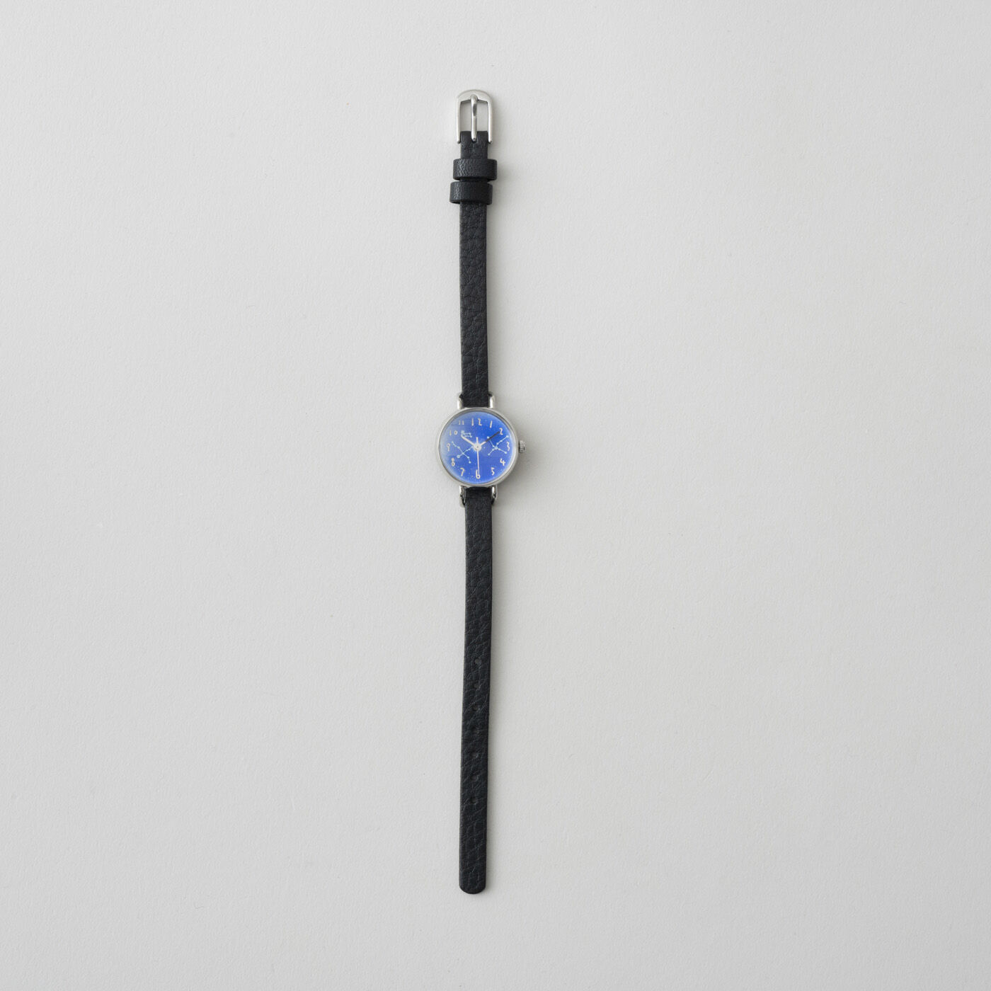＆Stories|金沢の時計職人が手掛けた　夏の星座に見惚れる腕時計〈ブラック〉|文字盤に合わせて牛島さんがセレクトしたのは、細く軽やかなブラックのレザーベルト。