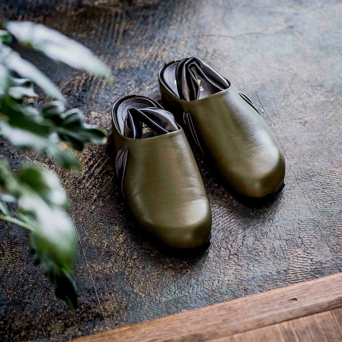 ＆Stories|長田の靴職人が作った　職人本革のパニーニサボシューズ〈オリーブ色〉|神戸長田 の靴職人が作った、光沢感のあるレザーにサテンストラップを合わせた、モードなサボ。