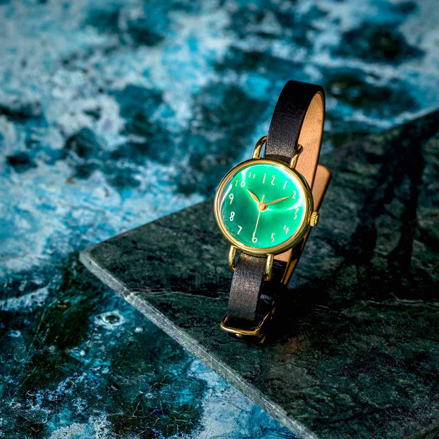 金沢の時計職人が手掛けた 聖なる森の翠色に見惚れる腕時計〈ブラック