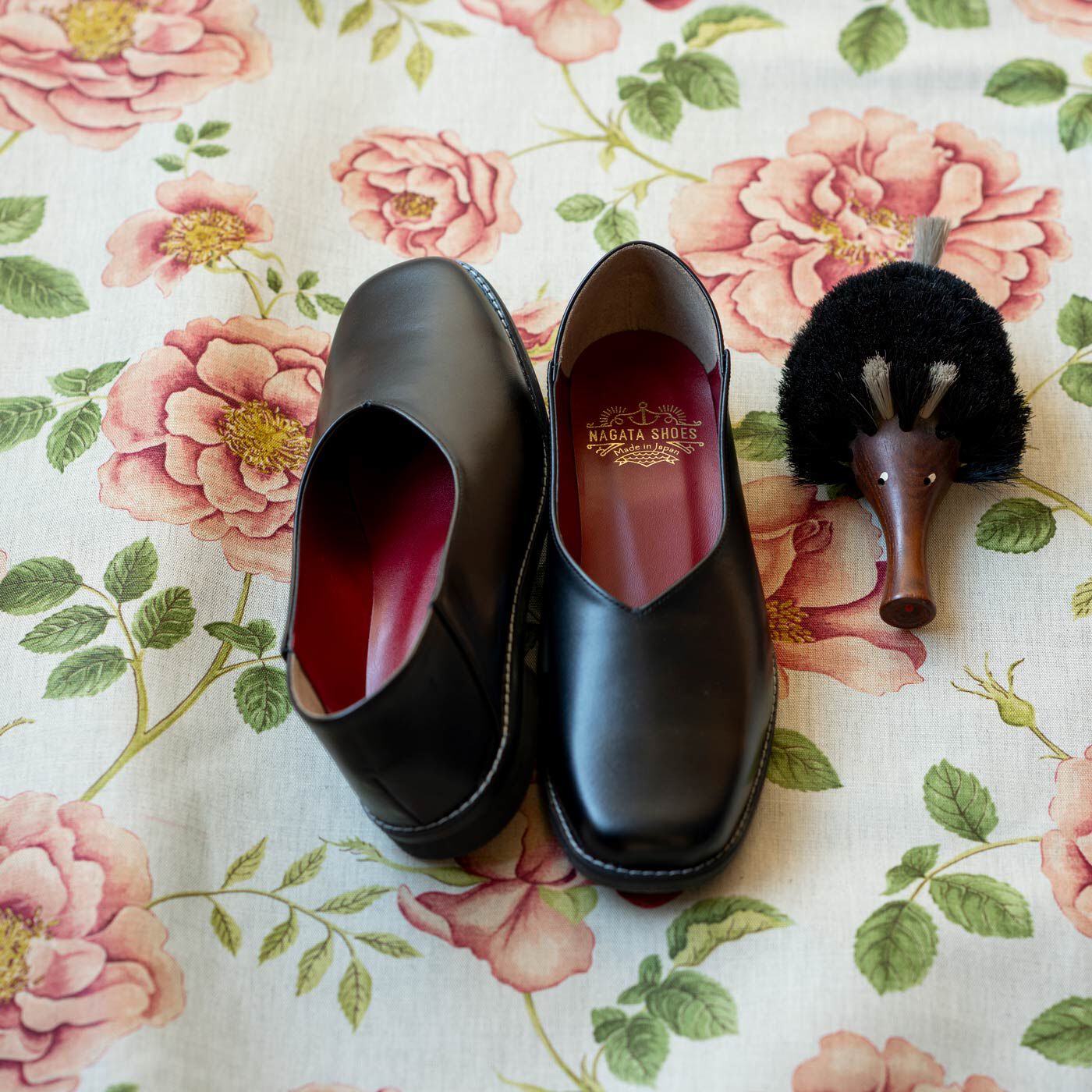 ＆Stories|長田の靴メーカーと作った　職人本革のスクエアノーズシューズ〈ブラック〉|「履きやすいだけじゃなく、やっぱり足が細くきれいに見える靴でないと」。靴デザイナー森下愛さんと神戸・長田の靴工場で作る「自分が履きたい革靴」がテーマの新作は、大人の女性のきれいを引き出すプレーンシューズ。