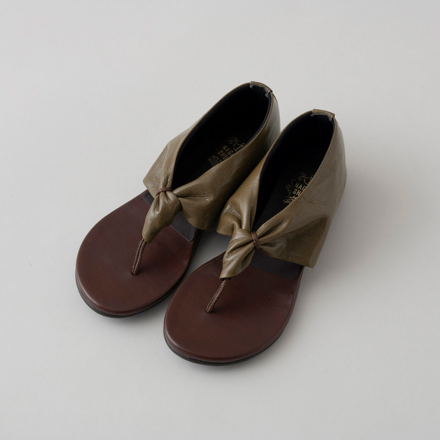 ＆Stories|靴デザイナーの理想で作った　職人本革のスクイーズトング〈オリーブ色〉