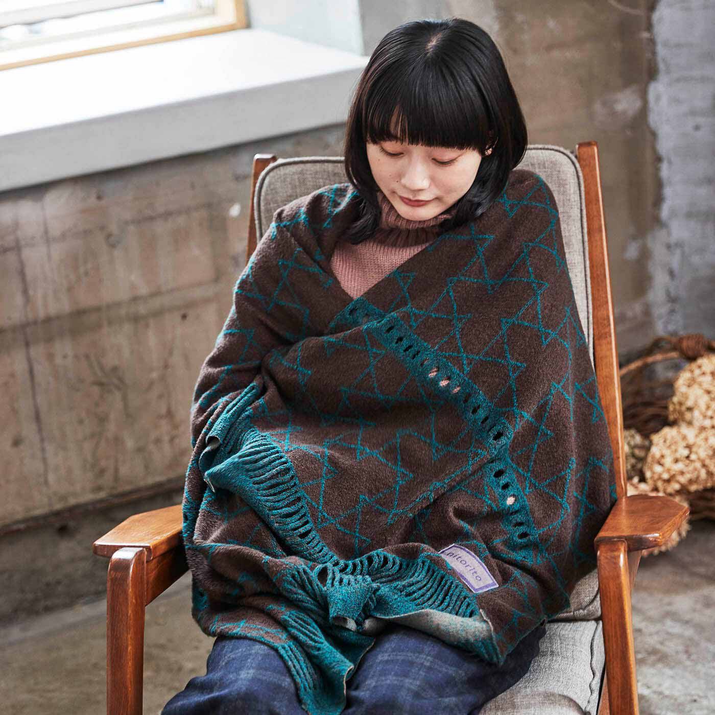 ＆Stories|米沢のニットデザイナーが作った 森の風景から発想したストール〈夜更け色〉|丸編み機で織り上げられたニット素材は、肌ざわりがやわらかく、ふんわり軽やか。