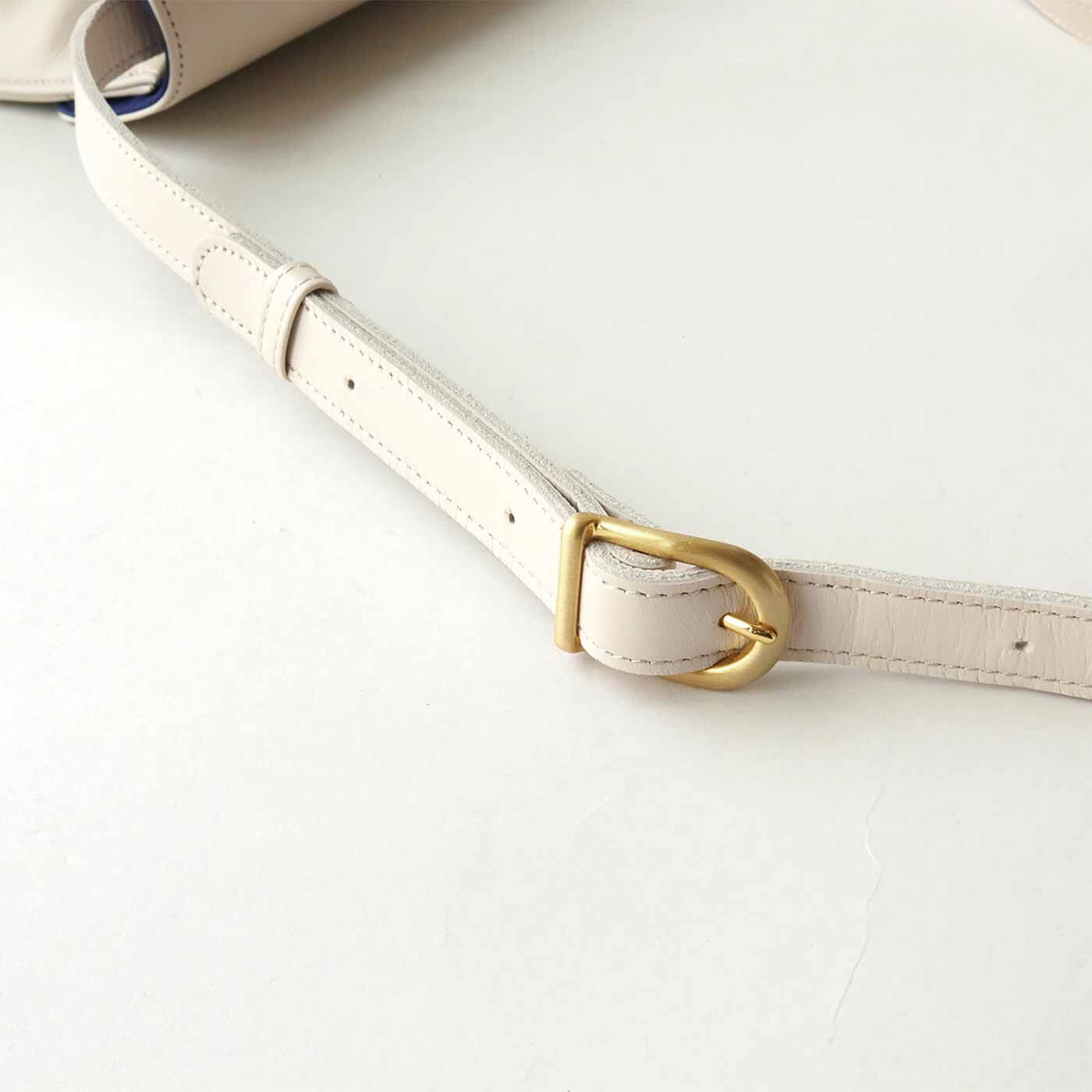 ＆Stories|プランナーMOEとハンドバッグ職人が作った 職人本革のコートバッグ〈ネージュ〉[本革　鞄：日本製]|白色の革とゴールド色の金具の組み合わせがノーブルな印象。