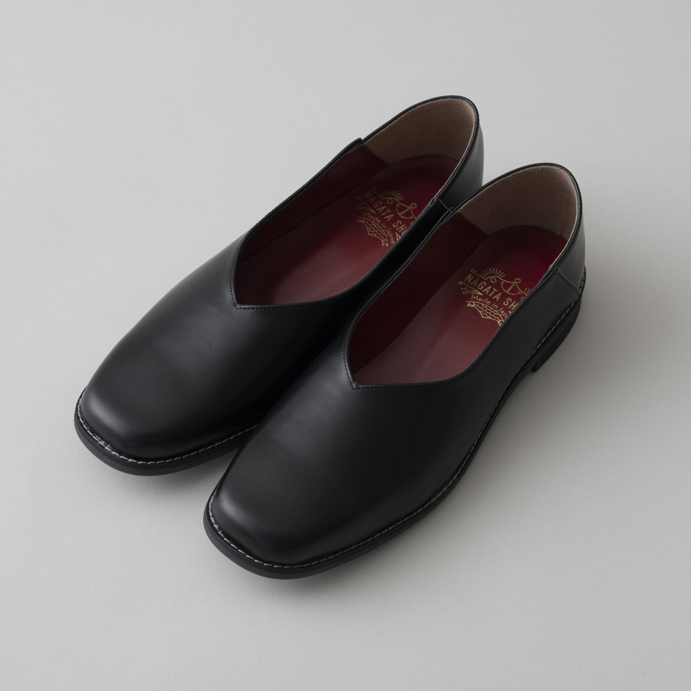 ＆Stories|長田の靴メーカーと作った　職人本革のスクエアノーズシューズ〈ブラック〉|甲高幅広の足もすっぽり包み込みながらスクエアトウで指の当たりを軽減し、中敷きには足裏に心地いいクッションを入れました。