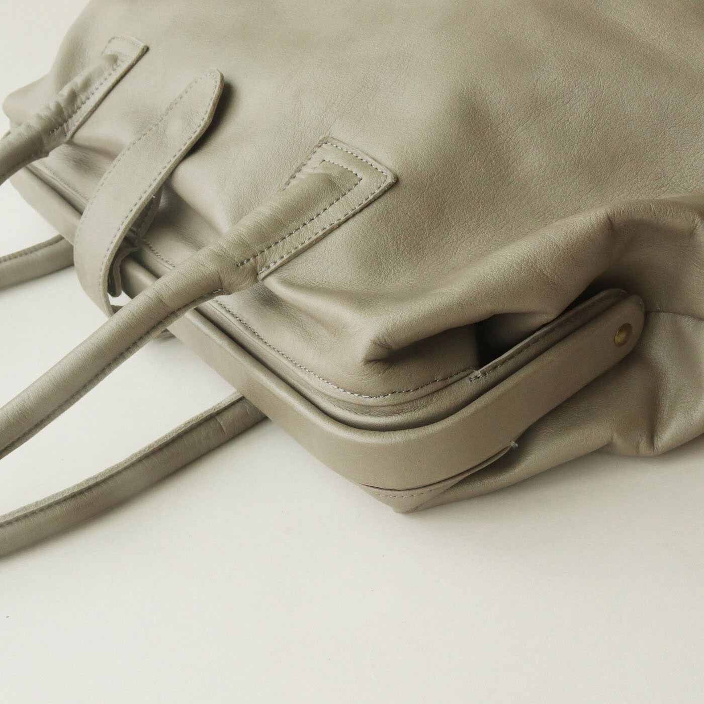 ＆Stories|ファッションスタイリストと作った 職人本革のダレストートバッグ〈ライトグレー〉|金具が表に見えないように革で覆い、全体をやわらかい雰囲気にまとめています。