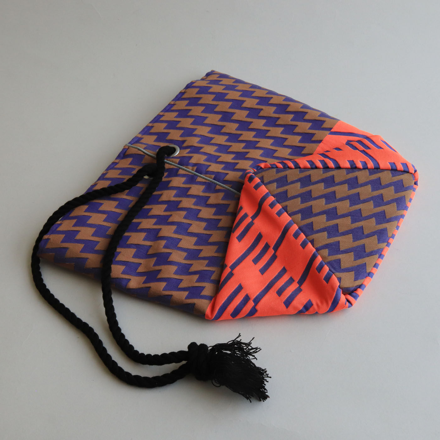 ＆Stories|テキスタイルデザイナーと作った 播州織のダズリングバッグ〈サンセット〉|ぺたんと折りたためるので、旅先にも持って行きやすく、収納にも便利。