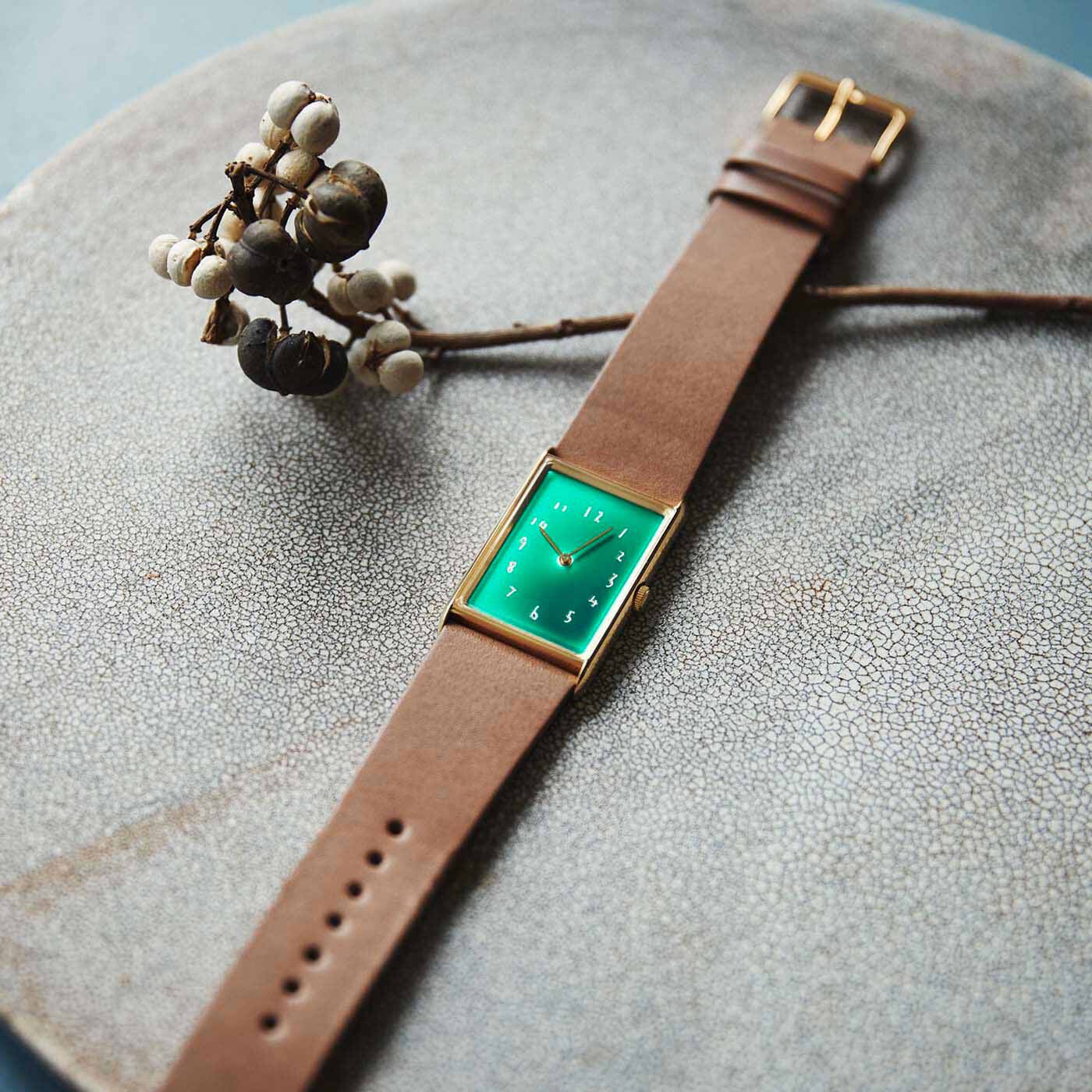 ＆Stories|金沢の時計職人が手掛けた 聖なる泉の翠色に見惚れる腕時計〈ブラウン〉[時計：日本製]|文字盤の深い緑色は、誰も立ち入ることのできない、聖域のように静かな水面を思わせます。